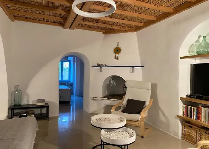 Kerylos , Au Coeur De Parikia, Avec Jardin