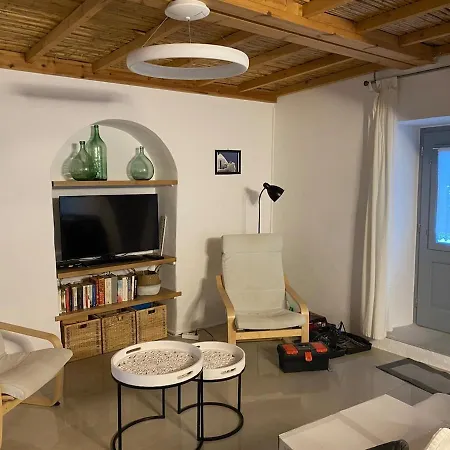 Kerylos , Au Coeur De Parikia, Avec Jardin