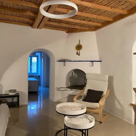 Kerylos , Au Coeur De Parikia, Avec Jardin