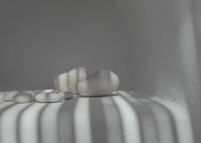 Kerylos , Au Coeur De Parikia, Avec Jardin