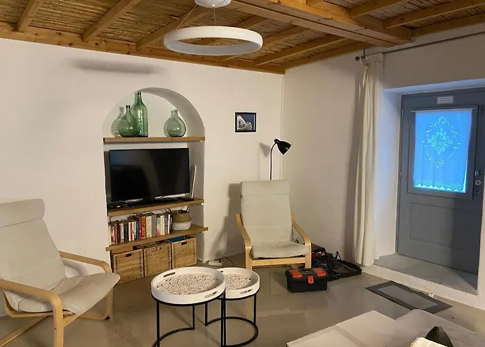 Kerylos , Au Coeur De Parikia, Avec Jardin